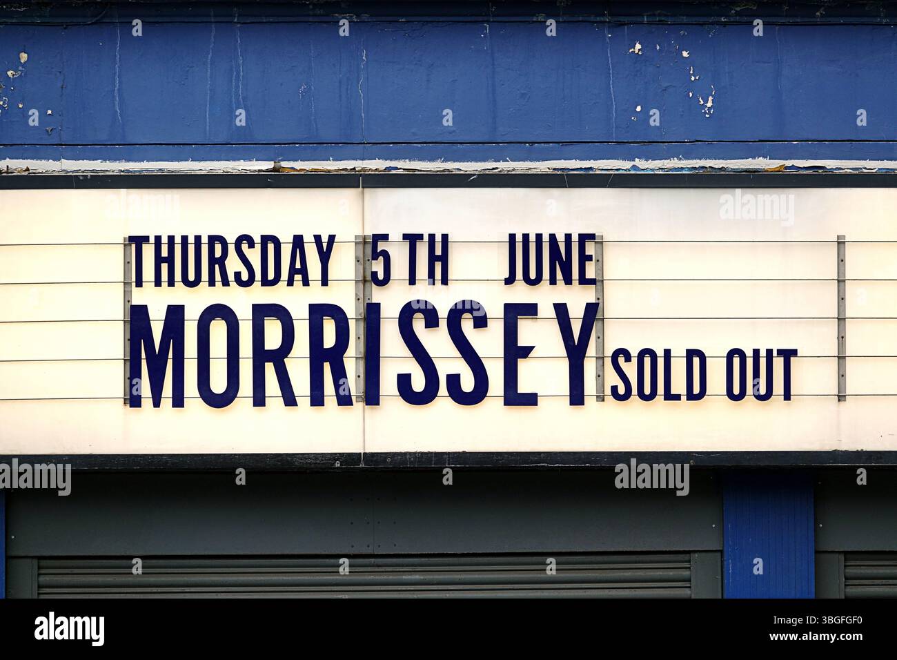 Glasgow, Écosse, Royaume-Uni. 5 juin 2025. Les fans de Morrissey ont mis en place un camp pour les sans-abri pour des concerts en ville devant l'académie o2 sur un bord d'herbe à côté de la route et du lieu où ses performances sont le mercredi et le jeudi, bien qu'ils soient là depuis lundi et partiront demain matin. Les fans du chanteur controversé le suivent lorsqu'il est en tournée. Crédit Gerard Ferry /Alamy Live News Banque D'Images