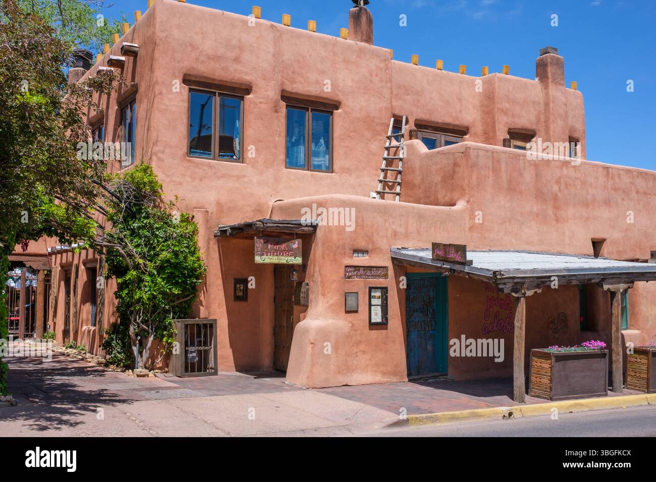 Santa Fe, NM, États-Unis - 17 mai 2025 : le restaurant Pink Adobe dans le centre-ville de Santa Fe Banque D'Images