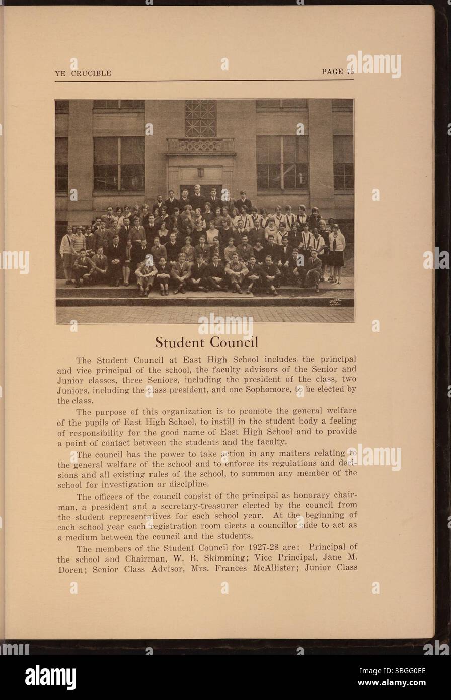L'annuaire 1928 'Ye Crucible' de East High School à Columbus, Ohio. East High School, situé au 1500 East Broad Street, a été construit en 1922 dans le style néo-classique renouveau par Howell & Thomas, architectes de Cleveland. L'école a été inaugurée le 11 octobre 1923 et récemment rénovée en 2008. La première East High School, fondée en 1899, était située sur Franklin Avenue et devint plus tard Franklin Junior High School après l'achèvement du nouveau bâtiment. Banque D'Images