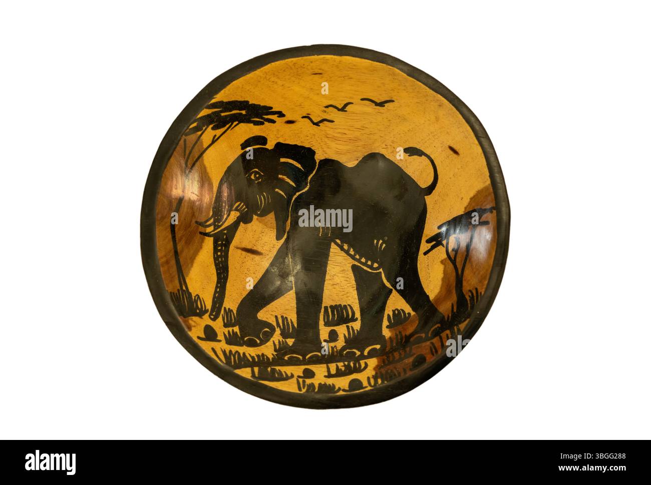 Un bol en bois traditionnel africain sculpté à la main avec un éléphant peint isolé sur un fond blanc Banque D'Images