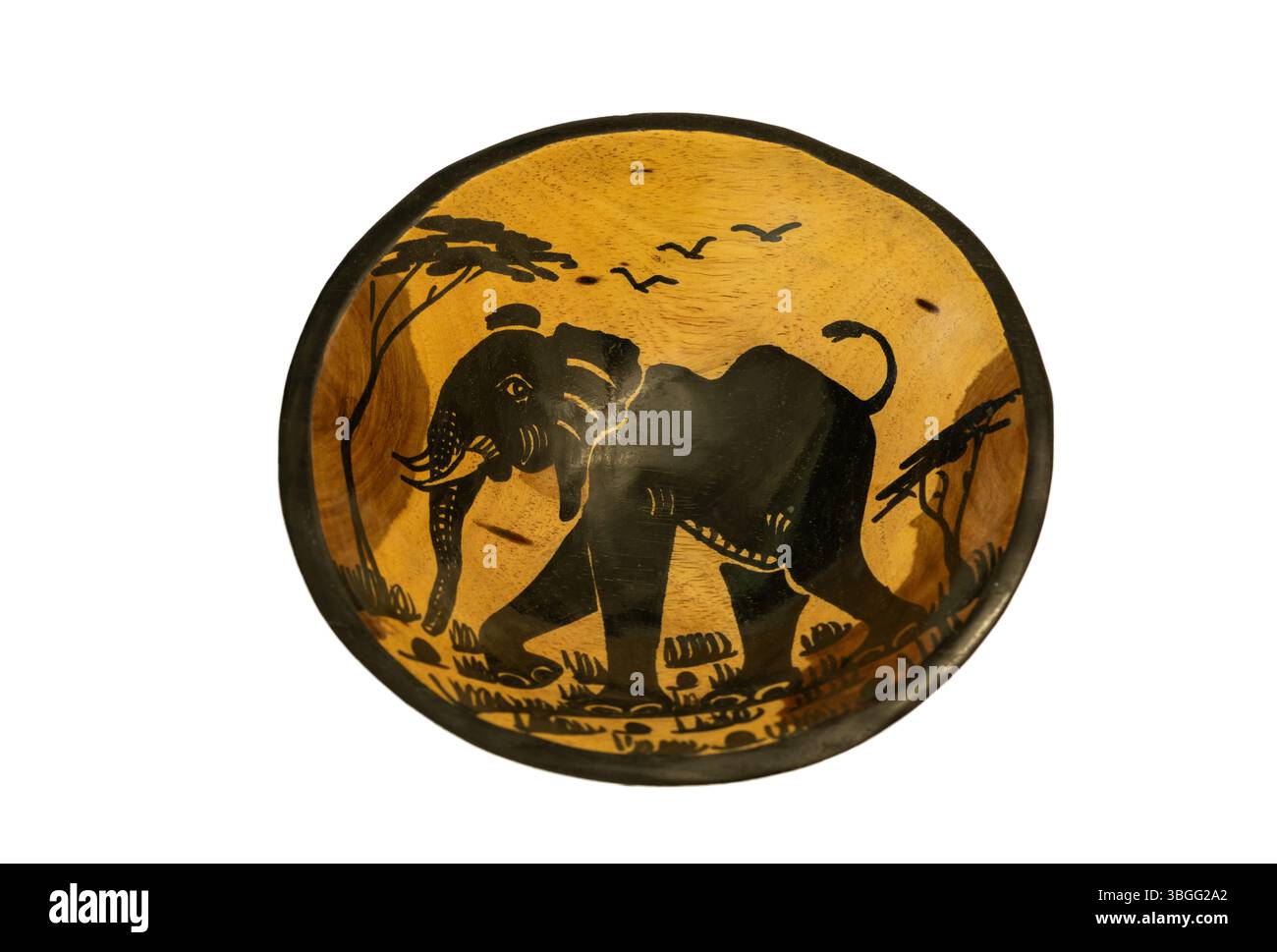Un bol en bois traditionnel africain sculpté à la main avec un éléphant peint isolé sur un fond blanc Banque D'Images