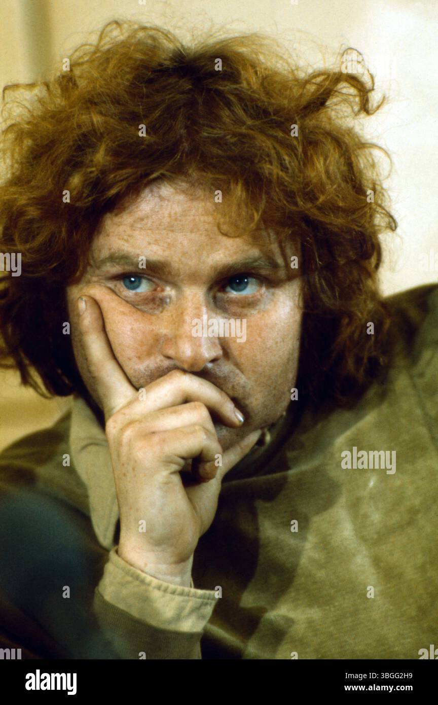 Daniel Cohn-Bendit, politischer Aktivist und späterer Europaabgeordneter, in einem nachdenklichen moment. Die Aufnahme entstand in den frühen 1970er-Jahren und zeigt ihn mit wilder, roter Lockenmähne und fokussiertem Blick. Banque D'Images