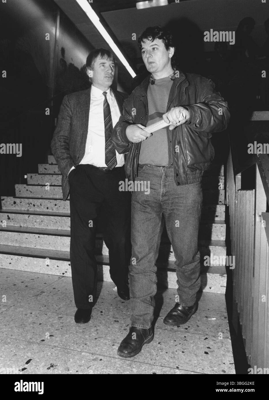 Joschka Fischer und Otto Schily im Gespräch, vermutlich Ende der 1980er Jahre. Fischer im lässigen Lederjacken-look, Schily im Anzug – beide diskutieren offenbar konzentriert. Die Aufnahme dokumentiert das politische und persönliche Verhältnis zweier einstiger Weggefährten aus der linken Szene, die später Ministerämter in der rot-grünen Bundesregierung übernehmen. Banque D'Images