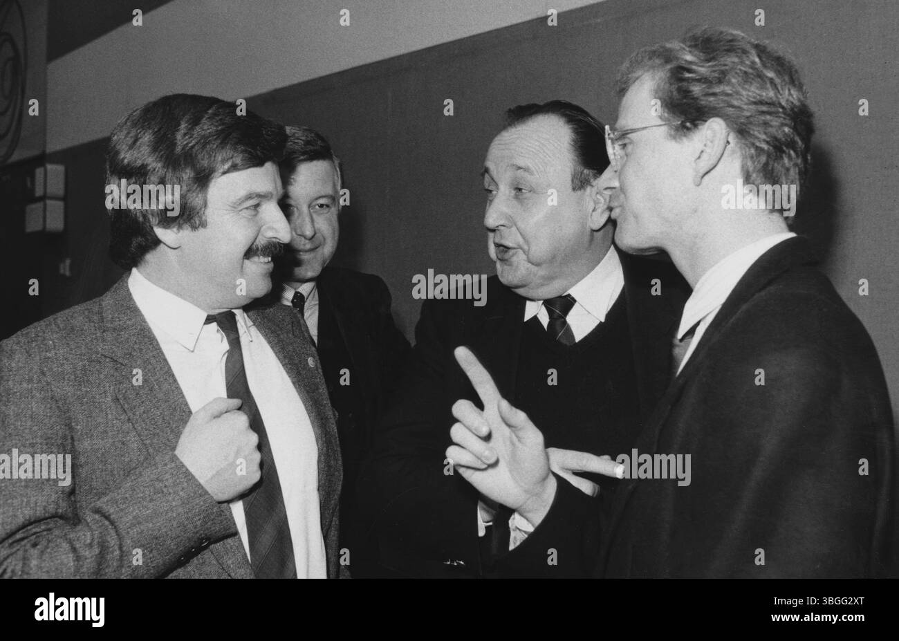 Jürgen Möllemann (liens) im Gespräch mit Hans-Dietrich Genscher und Guido Westerwelle BEI einem Treffen der FDP in den 1990er Jahren. Lockerer politischer Austausch à Schwarzweiß. Banque D'Images Jürgen Möllemann (liens) im Gespräch mit Hans-Dietrich Genscher und Guido Westerwelle BEI einem Treffen der FDP in den 1990er Jahren. Lockerer politischer Austausch à Schwarzweiß. Banque D'Images