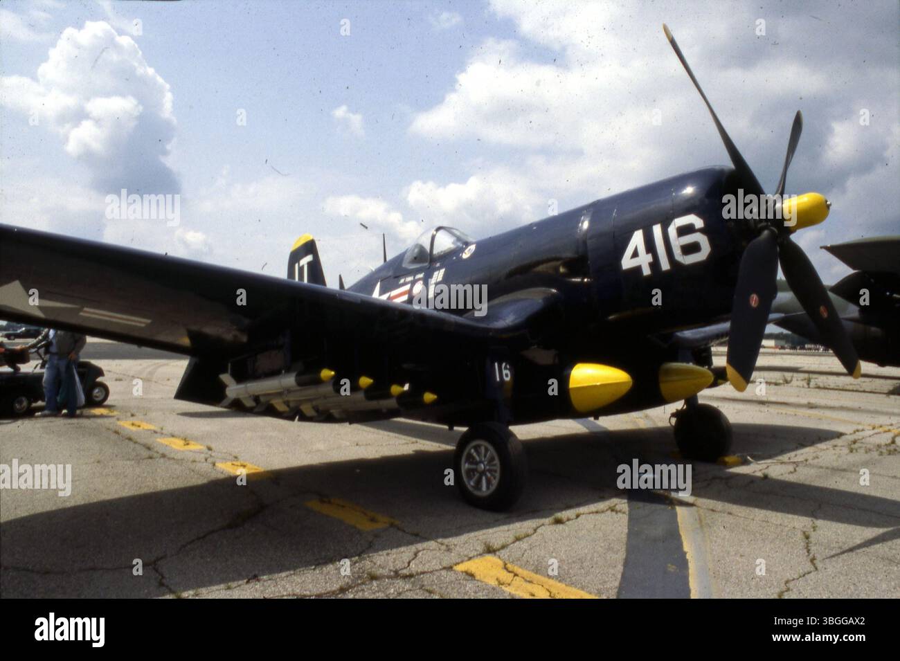 Le F4U-4 Corsair a été utilisé par l'US Navy et les Marines pendant la seconde Guerre mondiale et la guerre de Corée. Ce modèle dispose de missiles et de bombes attachés, avec le numéro 416 peint sur le nez. Il est exposé, probablement dans le cadre du Port Columbus International Air Show. Banque D'Images