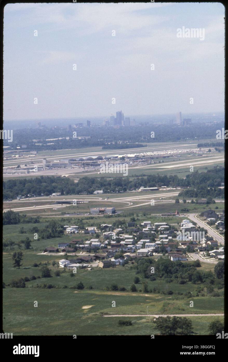 Une vue aérienne d'un quartier près de S Hamilton Rd et S Rocky Fork Dr à Gahanna, Ohio. Au centre se trouve l'aéroport international John Glenn Columbus. La photo capture une vue sud-ouest vers le centre-ville de Columbus, mettant en valeur les zones résidentielles et industrielles environnantes. Banque D'Images