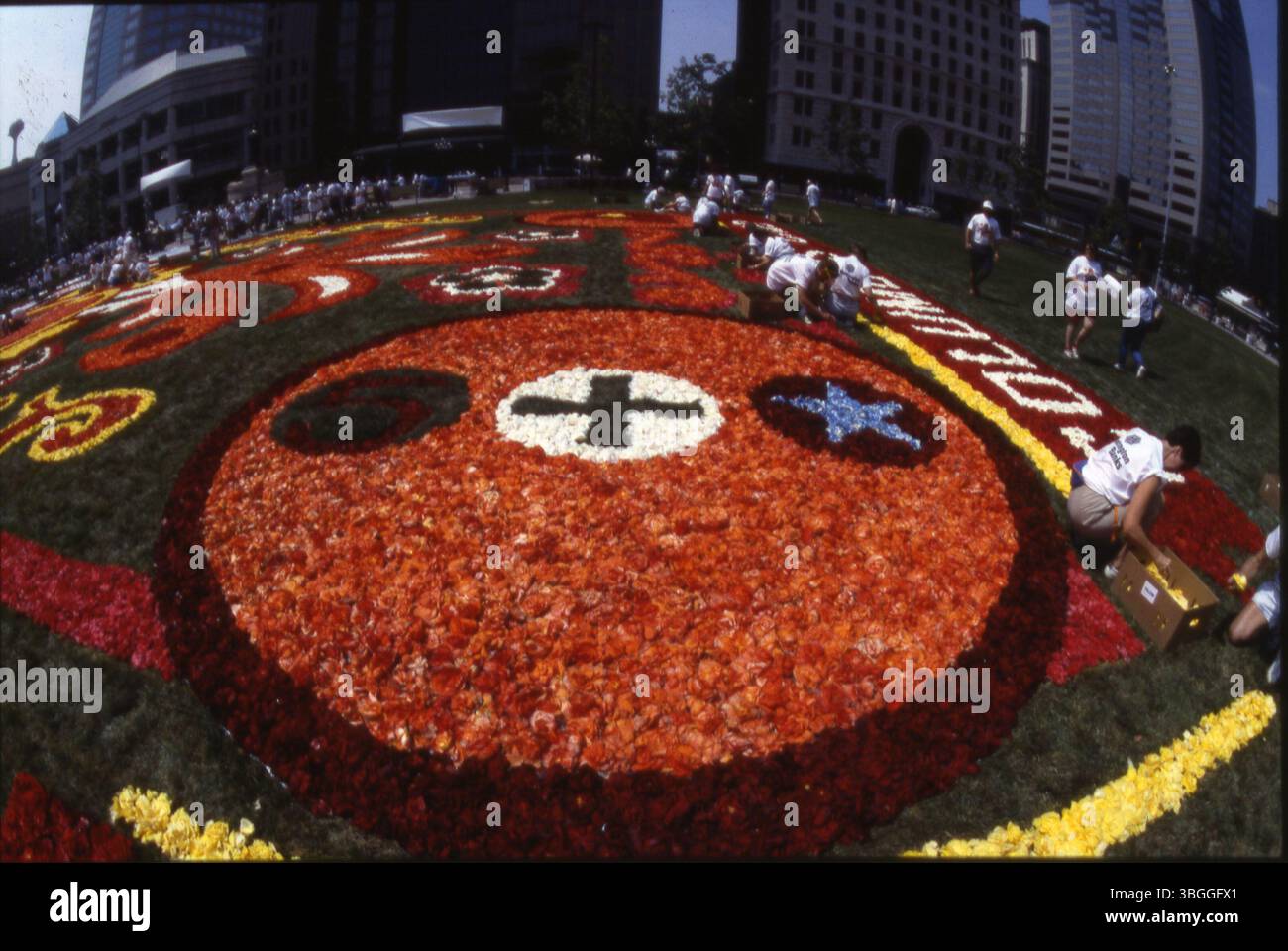 En août 1991, des volontaires connus sous le nom de « Petal Pushers » construisirent un tapis floral belge sur la pelouse de South High Street de l'Ohio Statehouse. Le tapis de 15 000 pieds carrés, fait de 500 000 bégonias, a été l'événement d'ouverture pour AmeriFlora '92. Parrainée par Huntington National Bank, l'exposition a coûté 50 000 $ et a été exposée pendant trois jours. La vue donne vers l'ouest vers le bâtiment Huntington Center. Banque D'Images