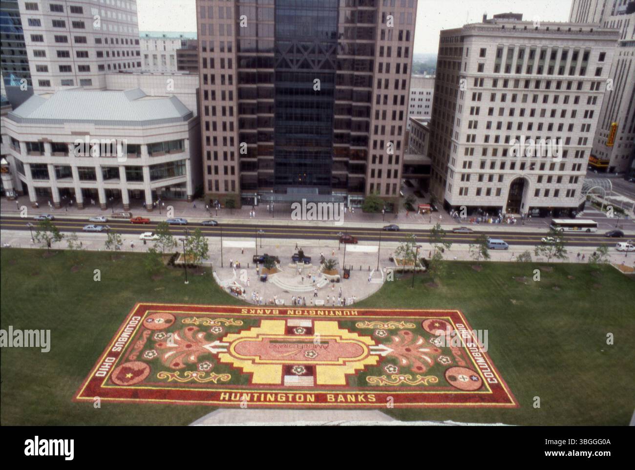 Le 26 août 1991, un tapis floral belge a été exposé sur la pelouse de l'Ohio Statehouse. L'exposition de 15 000 pieds carrés présentait environ un demi-million de fleurs de bégonia. Parrainé par Huntington National Bank, il a marqué le lancement d'AmeriFlora '92. L'exposition faisait partie d'un événement promotionnel, d'une durée de trois jours, avec une vue aérienne montrant le Statehouse et les bâtiments environnants. Banque D'Images