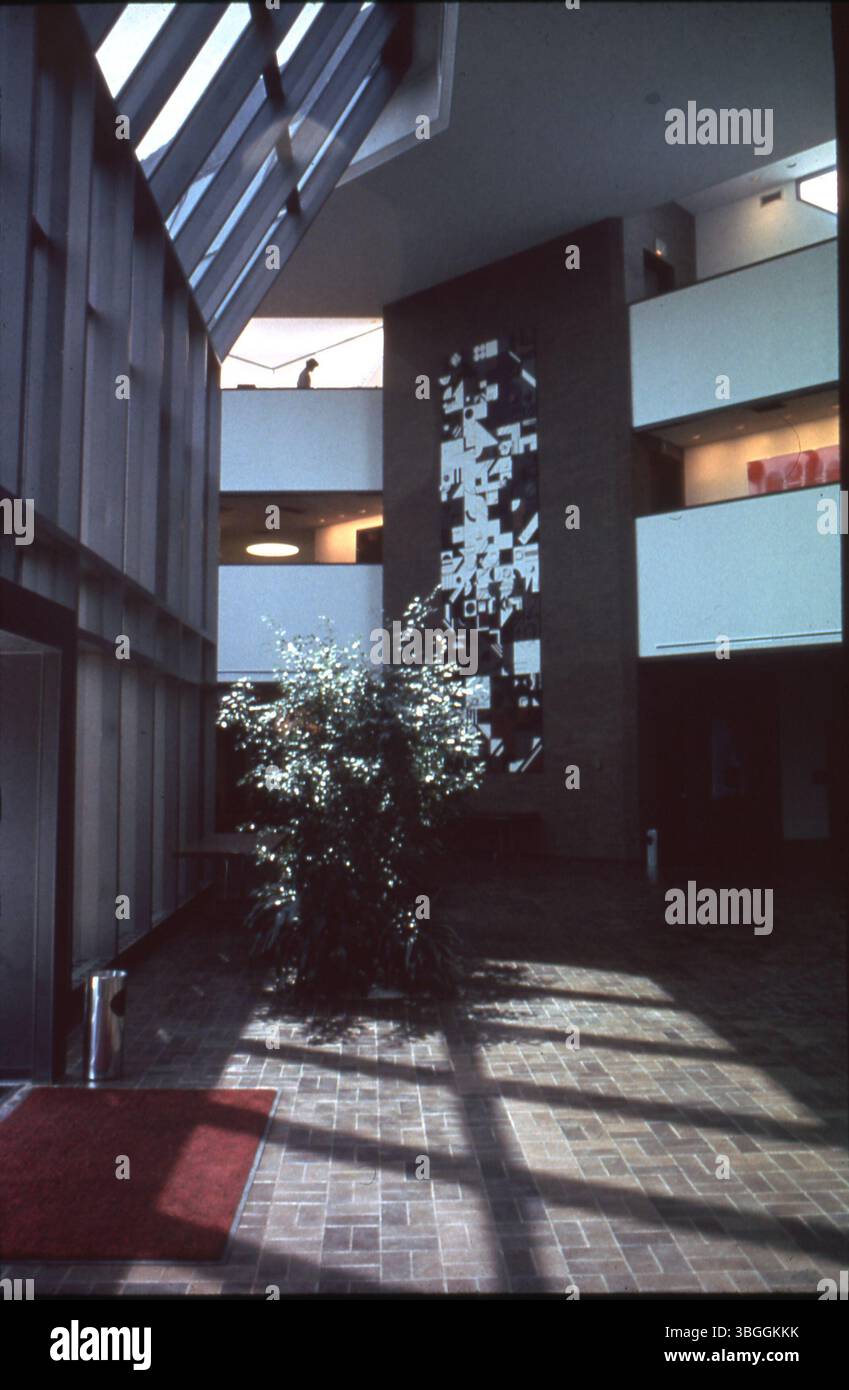 Une vue intérieure du hall en verre et en acier de l'Academy for Contemporary Problems, achevée au début de 1974. Le bâtiment de 2,2 millions de dollars est le fruit d'une collaboration entre l'Université d'État de l'Ohio et le Battelle Memorial Institute. L'académie visait à aider les communautés à résoudre les problèmes liés à la croissance et au changement. Il devint plus tard le siège du Mershon Center for National Security. Banque D'Images