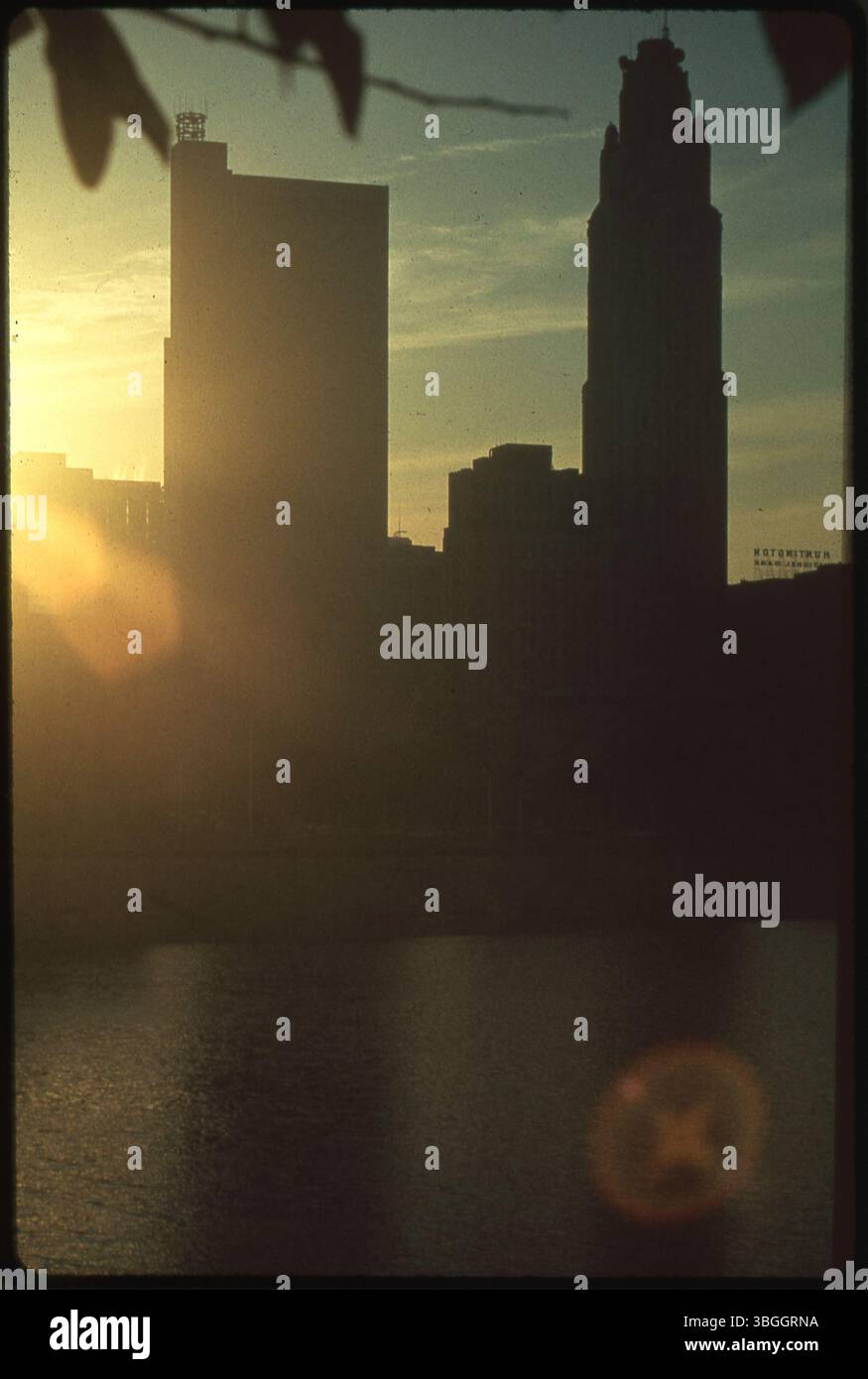 Cette photographie au lever du soleil montre la James A. Rhodes State Office Tower (30 East Broad Street) sur la gauche et la Leveque Tower (50 West Broad Street) sur la droite. Le panneau sur le toit de Huntington National Bank (17 South High Street) est également visible à côté de la tour Leveque. Banque D'Images