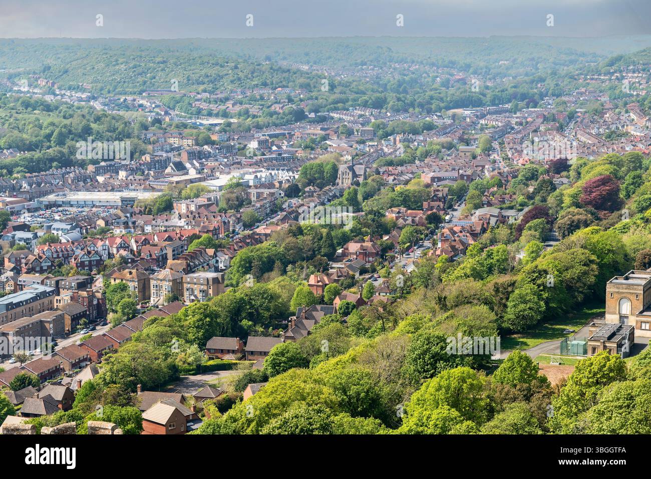 Vue panoramique du village de Douvres, Kent en Angleterre, depuis le château de Douvres. Banque D'Images
