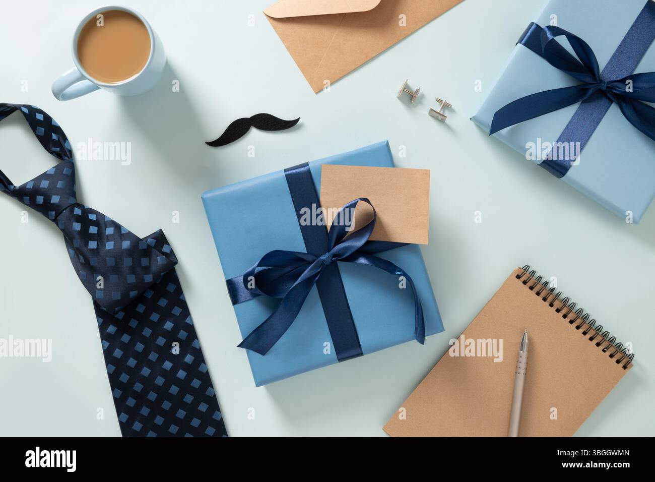 Concept Happy Pathers Day. Carte de voeux avec cadeau, lettre, vierge, sur fond bleu. Ensemble créatif classique avec tasse à café papa, moustache, cravate, manchette Banque D'Images
