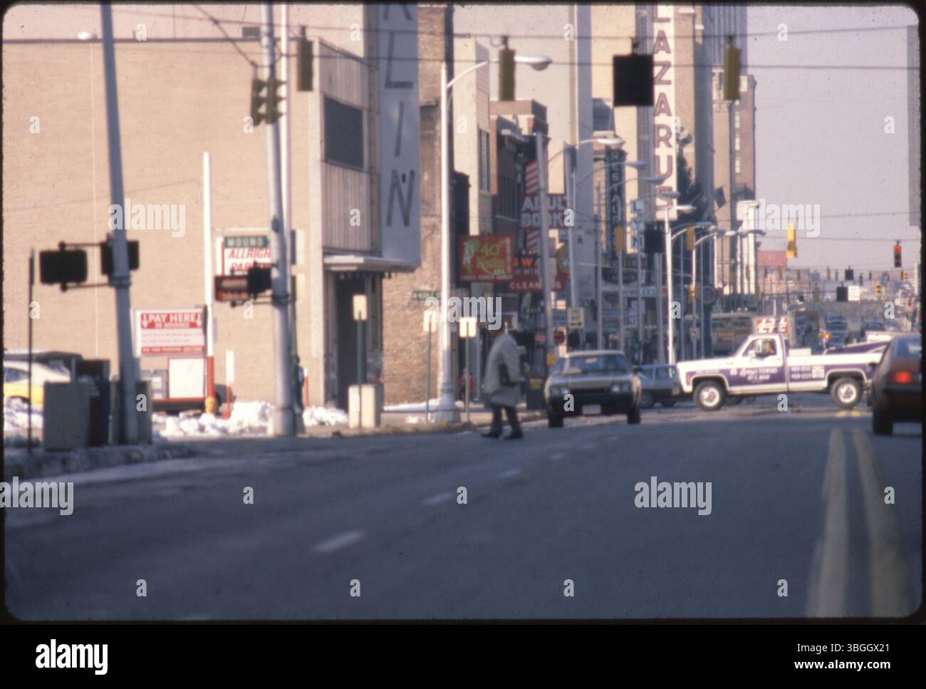 Cette photographie de 1980 montre une vue de rue de South High Street regardant au nord de Mound Street. Plusieurs bâtiments et panneaux sont visibles, notamment Franklin Federal Savings, Forty Karats Nite Club, Swan Cleaners, Gentleman's Adult Book Store, Lynn's Jewelers et Lazarus Department Store. Banque D'Images