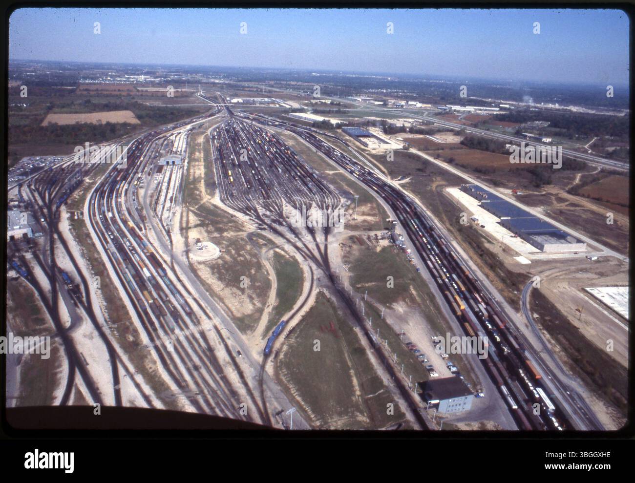 Une vue aérienne de Buckeye Yard, également connu sous le nom de Columbus et Hilliard Yards. La gare de triage électronique, achevée en 1969 par Penn Central au coût de 26 millions de dollars, est un important centre de transport. Il a ensuite été réorganisé en Conrail. Banque D'Images