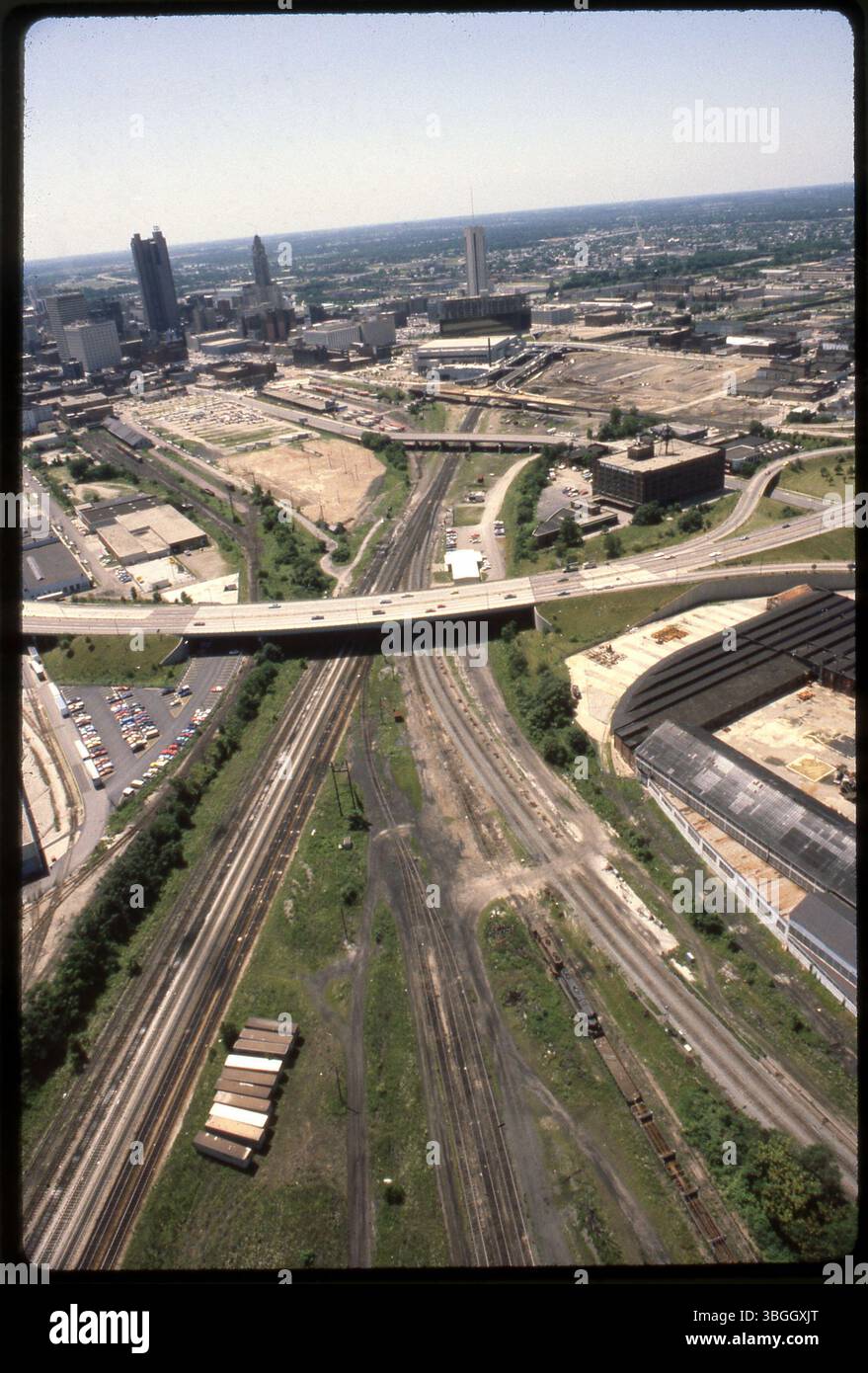 Une vue aérienne du nord du centre-ville de Columbus regardant vers le sud-ouest. La ligne de chemin de fer Amtrak est visible, ainsi que l'Interstate 670 qui traverse le milieu de l'image, mettant en évidence les principales voies de transport de la ville. Banque D'Images
