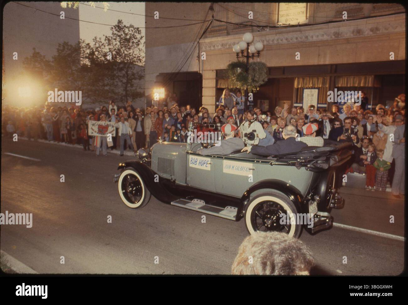 Le grand maréchal Bob Hope et John W. Galbreath sondent une foule de spectateurs depuis un cabriolet bleu lors de la parade du Jubilee de l'Ohio Theater le 21 octobre 1978. L'événement marquait le 50e anniversaire de l'Ohio Theater. Galbreath était un important investisseur immobilier et philanthrope. Banque D'Images