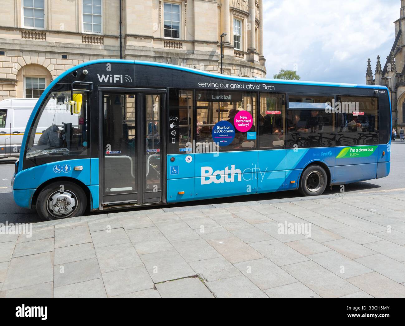 Premier bus local à impériale à destination de Larkhall, High Street, ville de Bath, au nord-est du Somerset, Angleterre, ROYAUME-UNI Banque D'Images