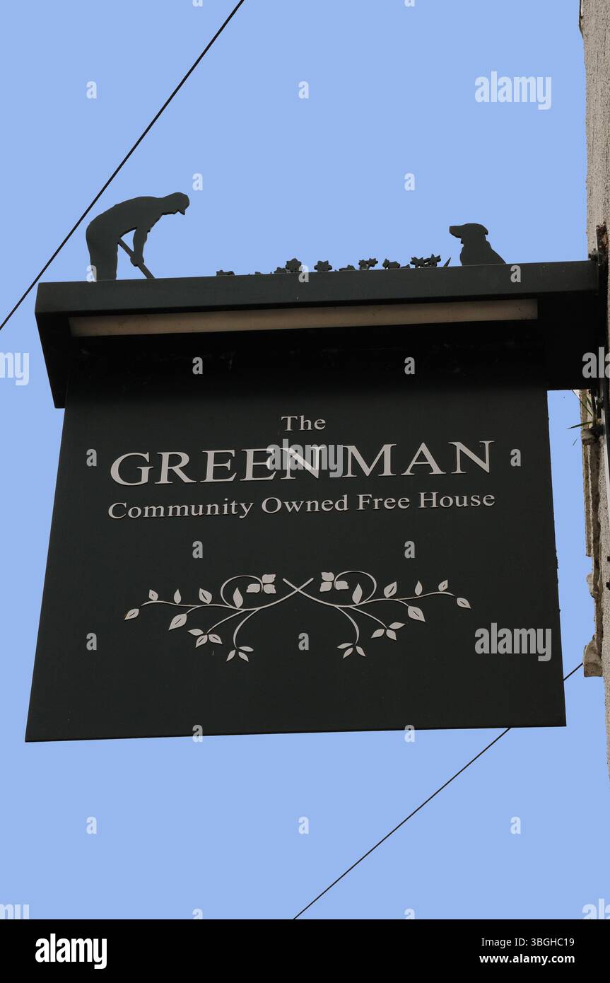 Panneau suspendu pour The Green Man, une maison publique appartenant à la communauté, Thriplow.l Banque D'Images