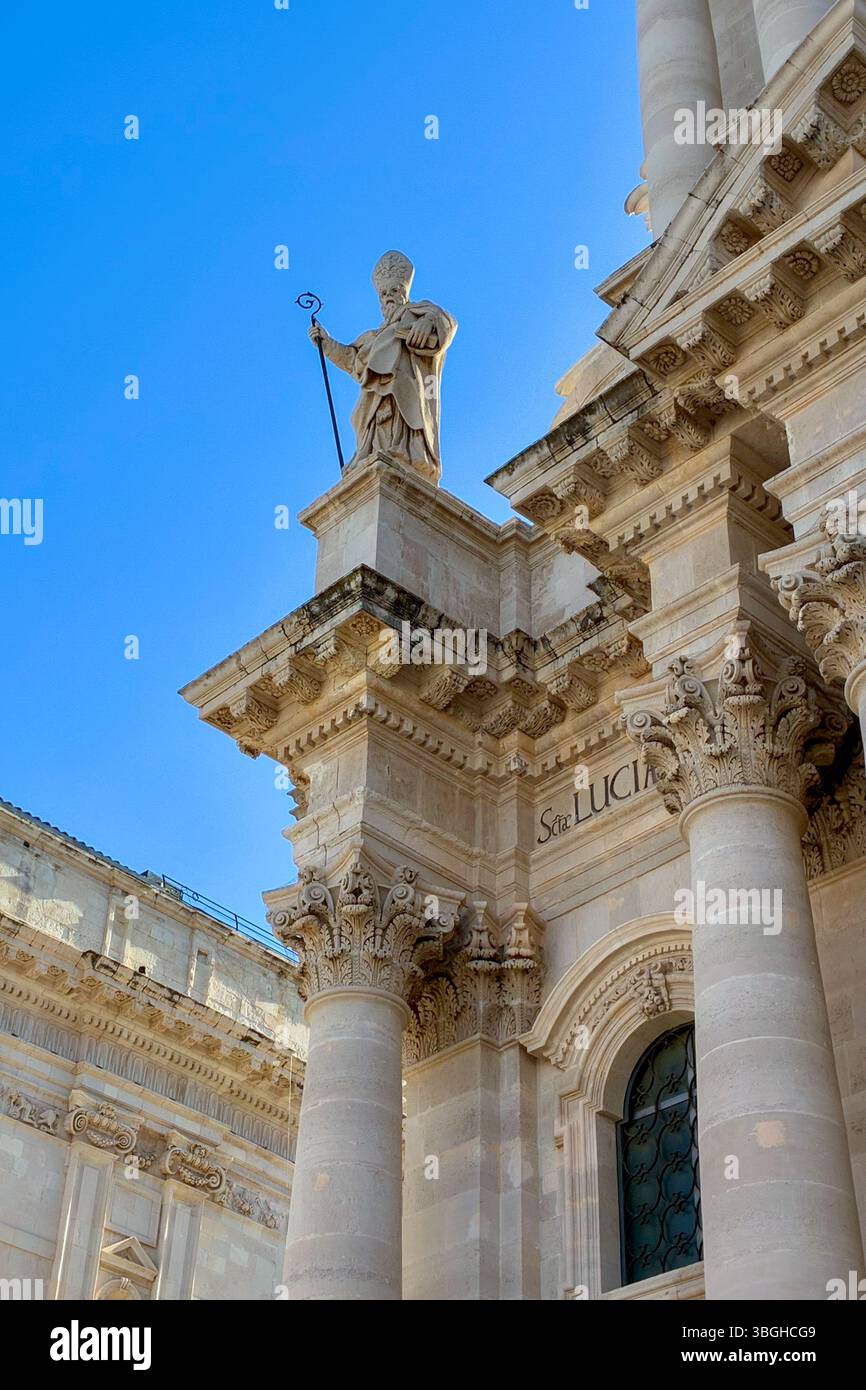 Saint Marcien de Syracuse sur la façade supérieure de la cathédrale Duomo de Syracuse, Ortygie, site du patrimoine mondial de l'UNESCO, Syracuse, Sicile, Italie Banque D'Images