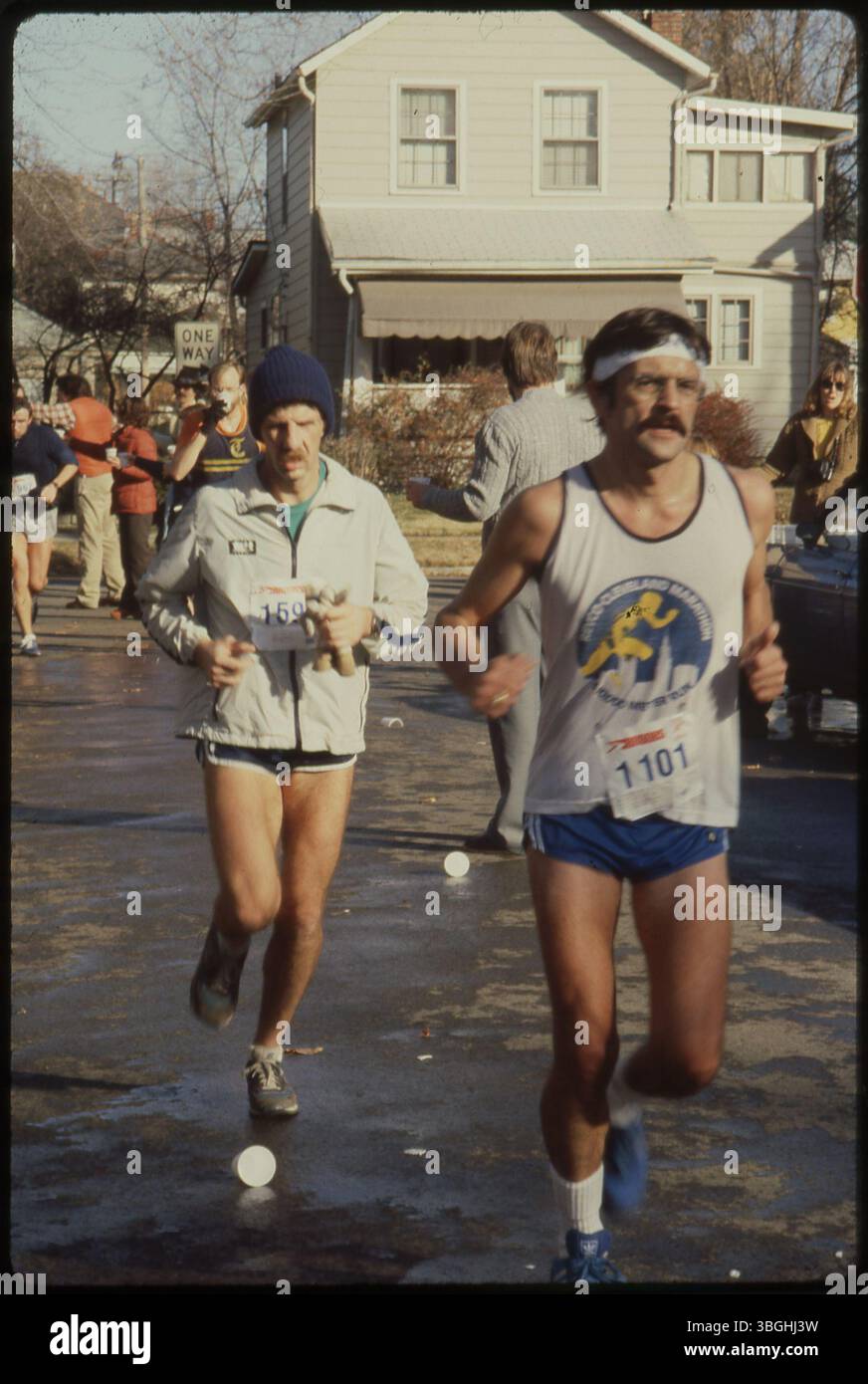 Le Columbus Bank One Marathon en 1980 a présenté des coureurs à la station d'eau de Findley Avenue et East Dodridge Street. L'événement, qui a commencé en 1978, a été rebaptisé le Nationwide Children's Hospital Columbus Marathon. Le marathon continue d'être un événement important dans le calendrier sportif de la ville, attirant des participants de diverses régions. Banque D'Images