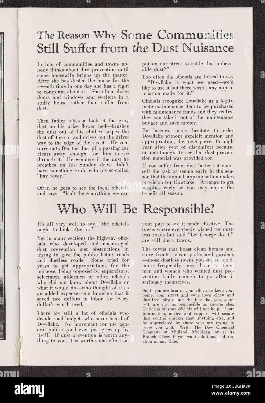 Cette brochure promotionnelle 1926 de Dow Chemical Company explique comment utiliser le chlorure de calcium Dowflake pour contrôler la poussière sur les routes non revêtues et les parkings. La brochure décrit les problèmes liés à la poussière causés par les véhicules à moteur sur des surfaces non revêtues et promeut les propriétés antihumidité de Dowflake comme solution de contrôle de la poussière. Banque D'Images