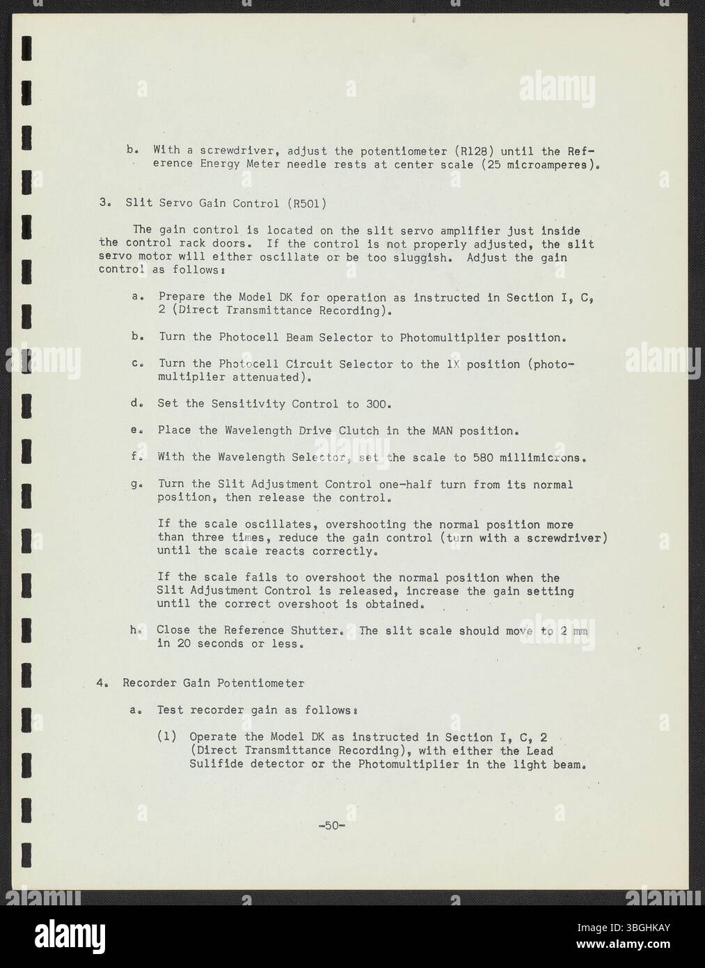 Le spectrophotomètre Beckman DK, introduit en 1957, est une amélioration du modèle DU. Cet instrument a élargi sa portée au proche infrarouge grâce au chimiste Wilbur I. Kaye, qui a aidé à le développer pendant son mandat chez Beckman instruments. Le modèle DK est nommé d’après les contributions de Kaye. Banque D'Images