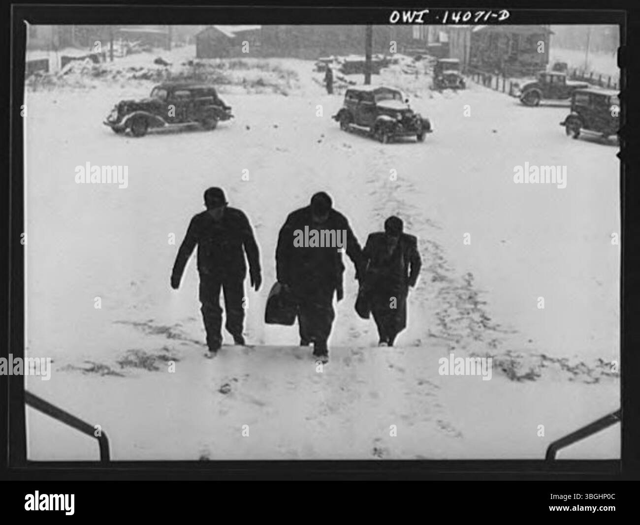 Les travailleurs des chemins de fer visitent le YMCA, une installation offrant repos et loisirs aux employés des chemins de fer. Le YMCA offre aux travailleurs un espace sécuritaire pour se détendre, socialiser et accéder aux services de base pendant leurs déplacements. Les services clés comprennent les repas, l'hébergement et les loisirs, en soutenant les travailleurs pendant les longs trajets. Banque D'Images