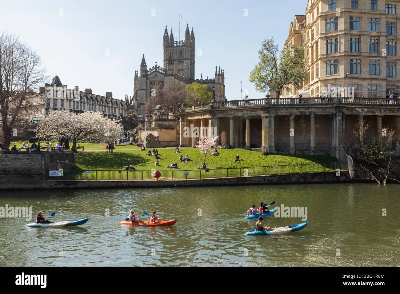 Angleterre, Somerset, Bath, la rivière Avon et la cathédrale Banque D'Images