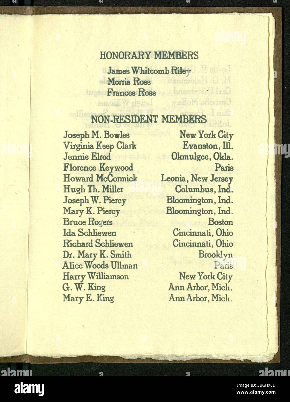 Cette page de l'annuaire Portfolio 1913-1914 présente les œuvres créatives des membres du Portfolio Club, mettant en évidence les contributions artistiques et les réalisations des étudiants en arts visuels et littéraires Banque D'Images