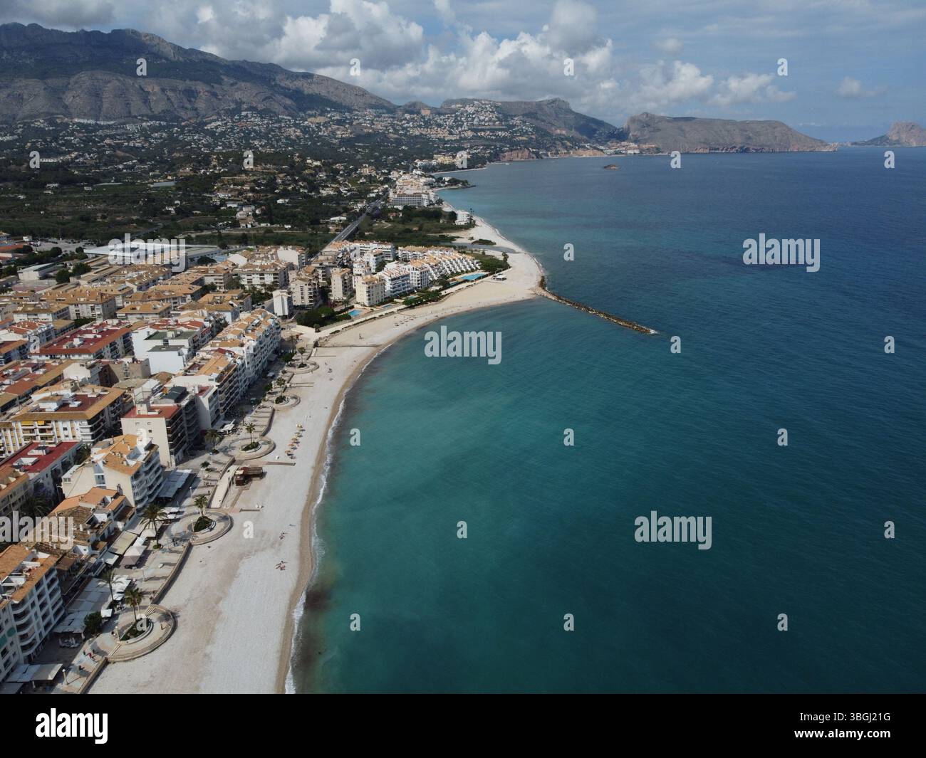Vue sur la Costa Blanca depuis la mer près d'Altea, montrant le mélange de paysage urbain côtier, de bâtiments blancs et de la rive méditerranéenne Banque D'Images