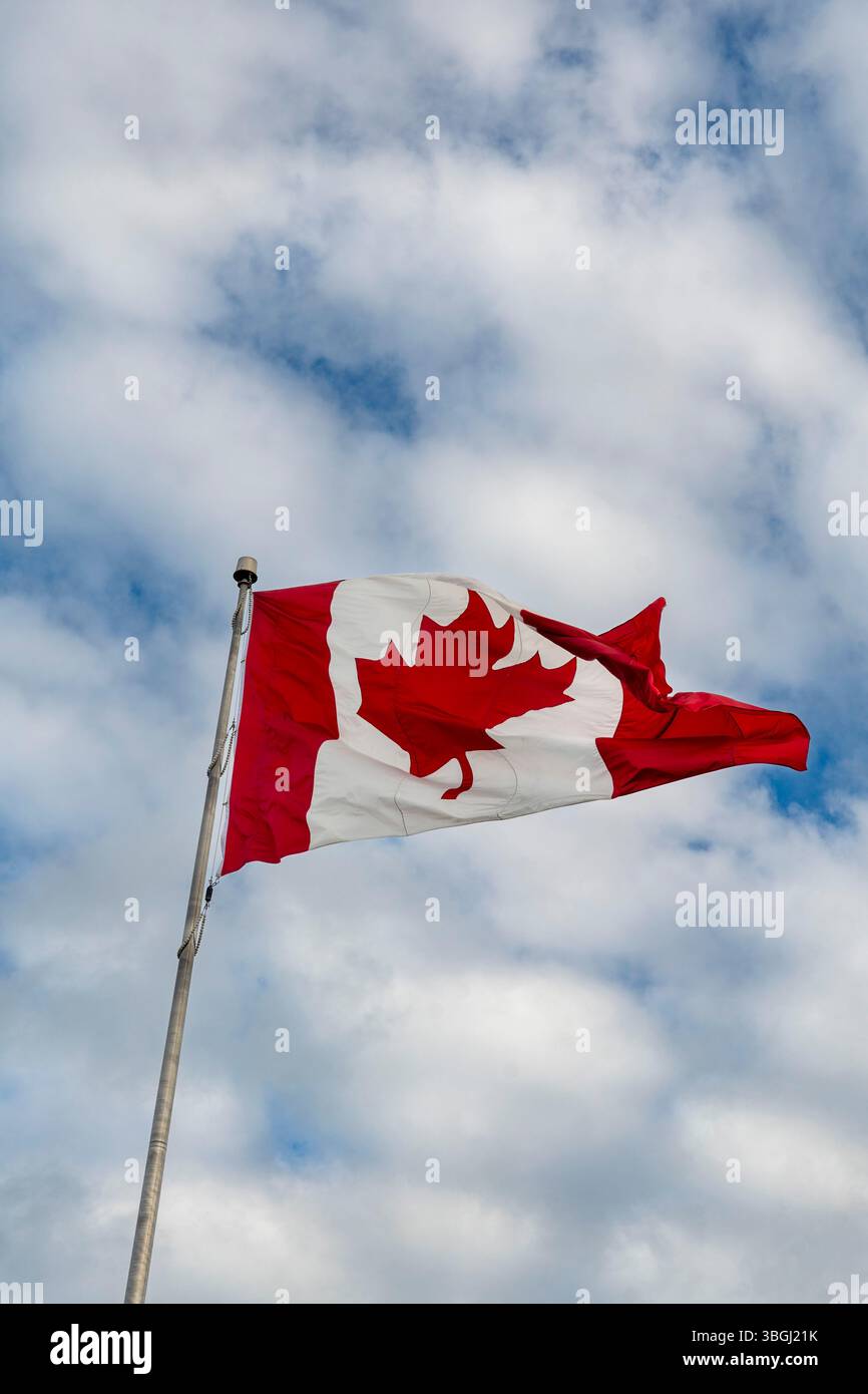 Drapeau du Canada avec fond de ciel nuageux Banque D'Images