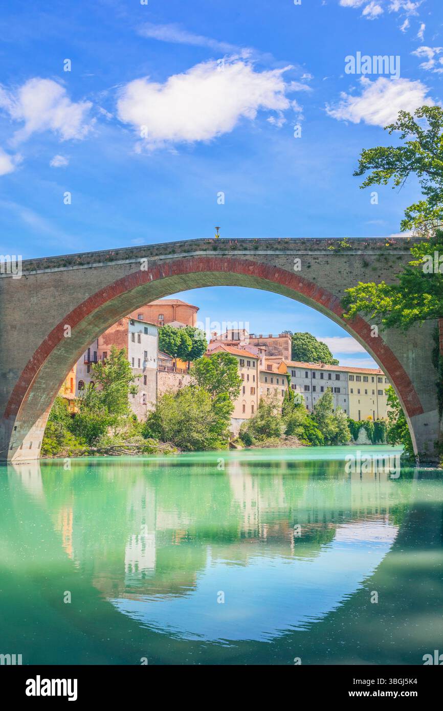 Ponte della Concordia, pont en arc de pierre à Fossombrone reflété dans les eaux calmes de la rivière Metauro, province de Pesaro Urbino, Marches, Italie Banque D'Images Ponte della Concordia, pont en arc de pierre à Fossombrone reflété dans les eaux calmes de la rivière Metauro, province de Pesaro Urbino, Marches, Italie Banque D'Images