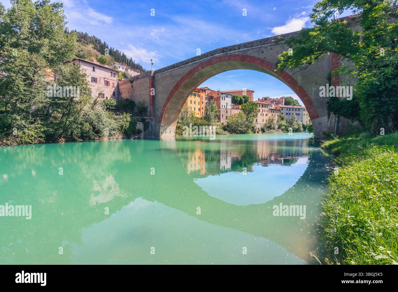 Ponte della Concordia, pont en arc de pierre à Fossombrone reflété dans les eaux calmes de la rivière Metauro, province de Pesaro Urbino, Marches, Italie Banque D'Images Ponte della Concordia, pont en arc de pierre à Fossombrone reflété dans les eaux calmes de la rivière Metauro, province de Pesaro Urbino, Marches, Italie Banque D'Images
