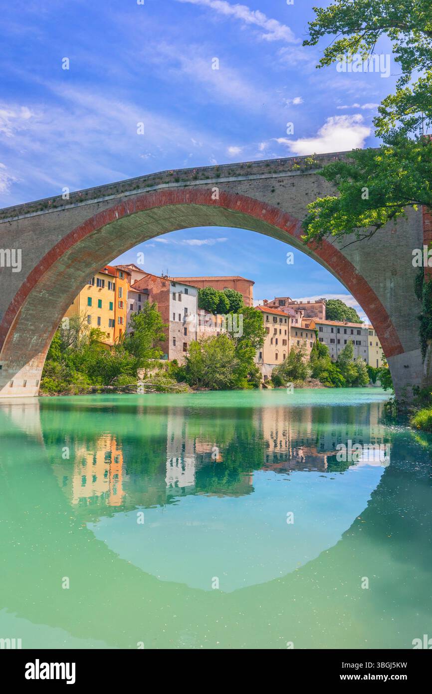 Ponte della Concordia, pont en arc de pierre à Fossombrone reflété dans les eaux calmes de la rivière Metauro, province de Pesaro Urbino, Marches, Italie Banque D'Images Ponte della Concordia, pont en arc de pierre à Fossombrone reflété dans les eaux calmes de la rivière Metauro, province de Pesaro Urbino, Marches, Italie Banque D'Images