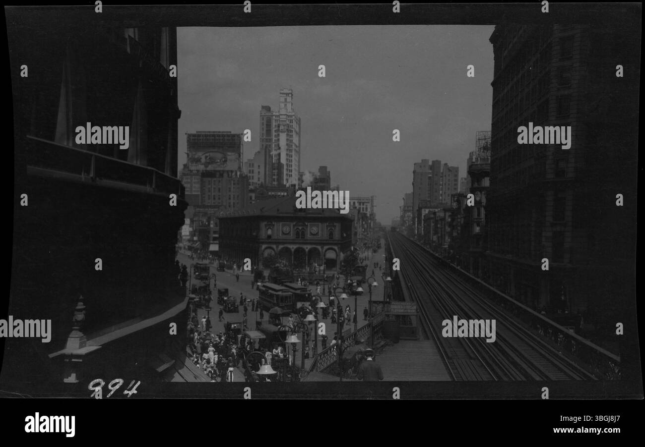Cette photographie de 1913 montre le chemin de fer surélevé Herald Square à New York, avec l'emblématique Herald Building au centre. La photo a été prise lors des 1913 voyages de la famille Arras après leur voyage en Europe. Banque D'Images