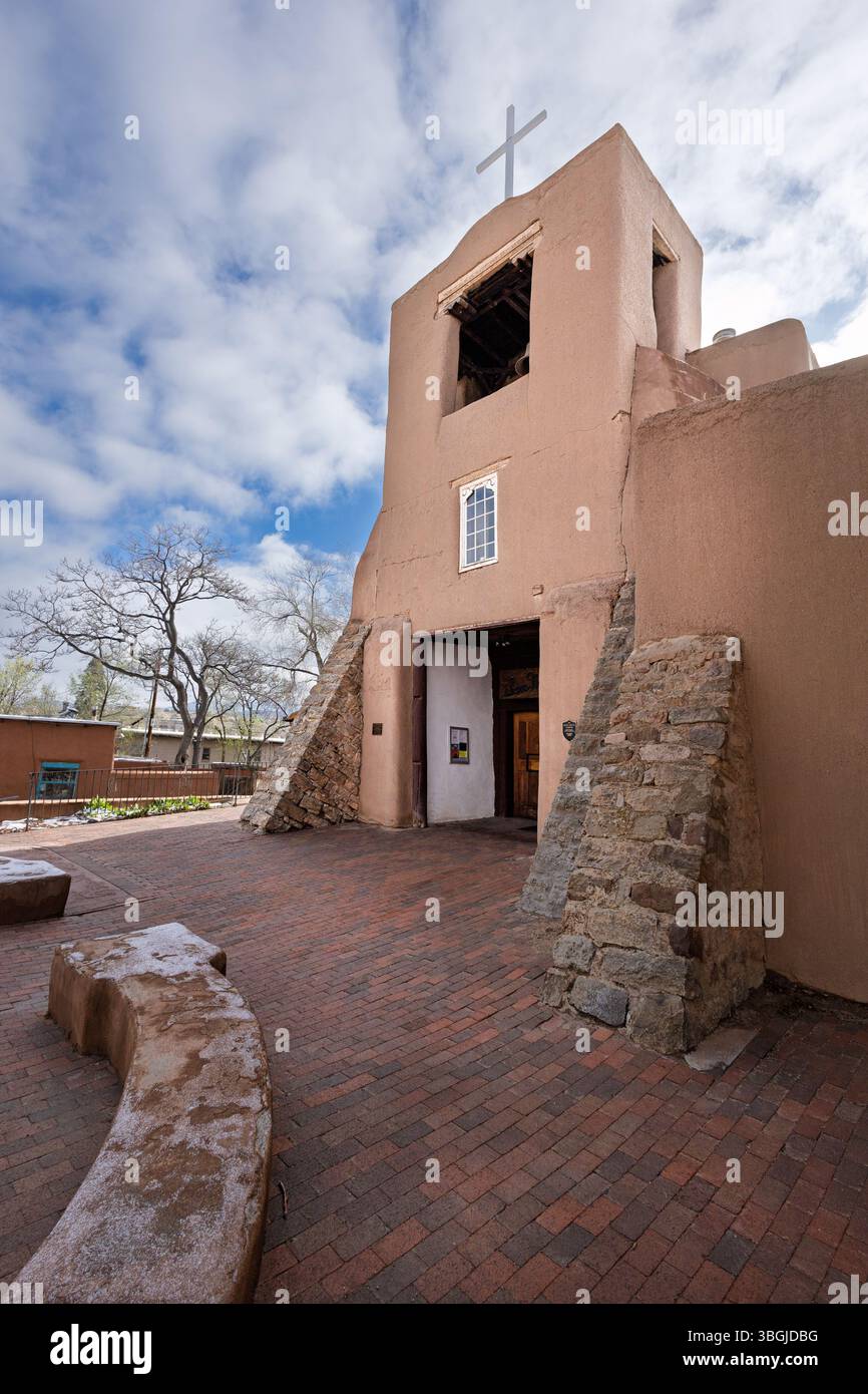 La chapelle San Miguel, construite entre 1610 et 1626, est considérée comme la plus ancienne église des États-Unis continentaux, avec des murs d'origine encore debout. Banque D'Images