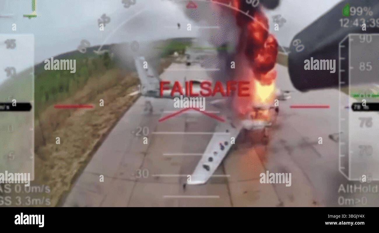 Opération SPIDER'S WEB L'attaque par drone ukrainien du 1er juin 2025 des bases militaires russes, y compris des frappes sur ces bombardiers tu-95. Banque D'Images