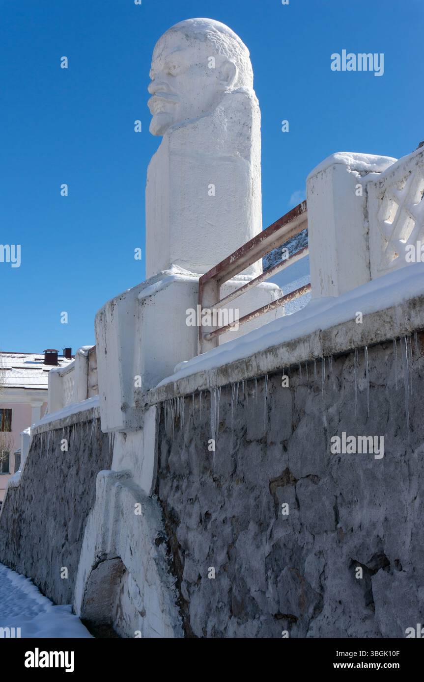 Buste de Lénine soutenu par un socle. Tyrnyauz (Тырныауз), Russie. Banque D'Images