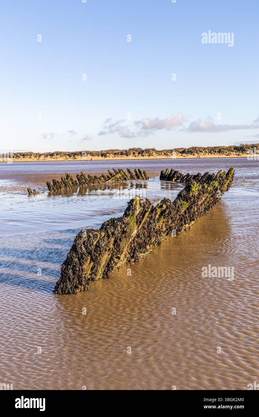 L'épave du navire norvégien SS Nornen qui s'est échoué sur la plage de Berrow près de Burnham-on-Sea et de la baie de Brean Beach. Banque D'Images