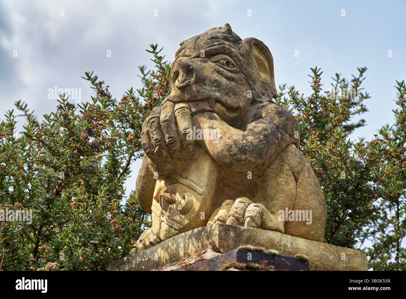 Gardien de maison de gargouille. Figure animale mythique en pierre de bête à l'entrée d'une maison privée. Banque D'Images