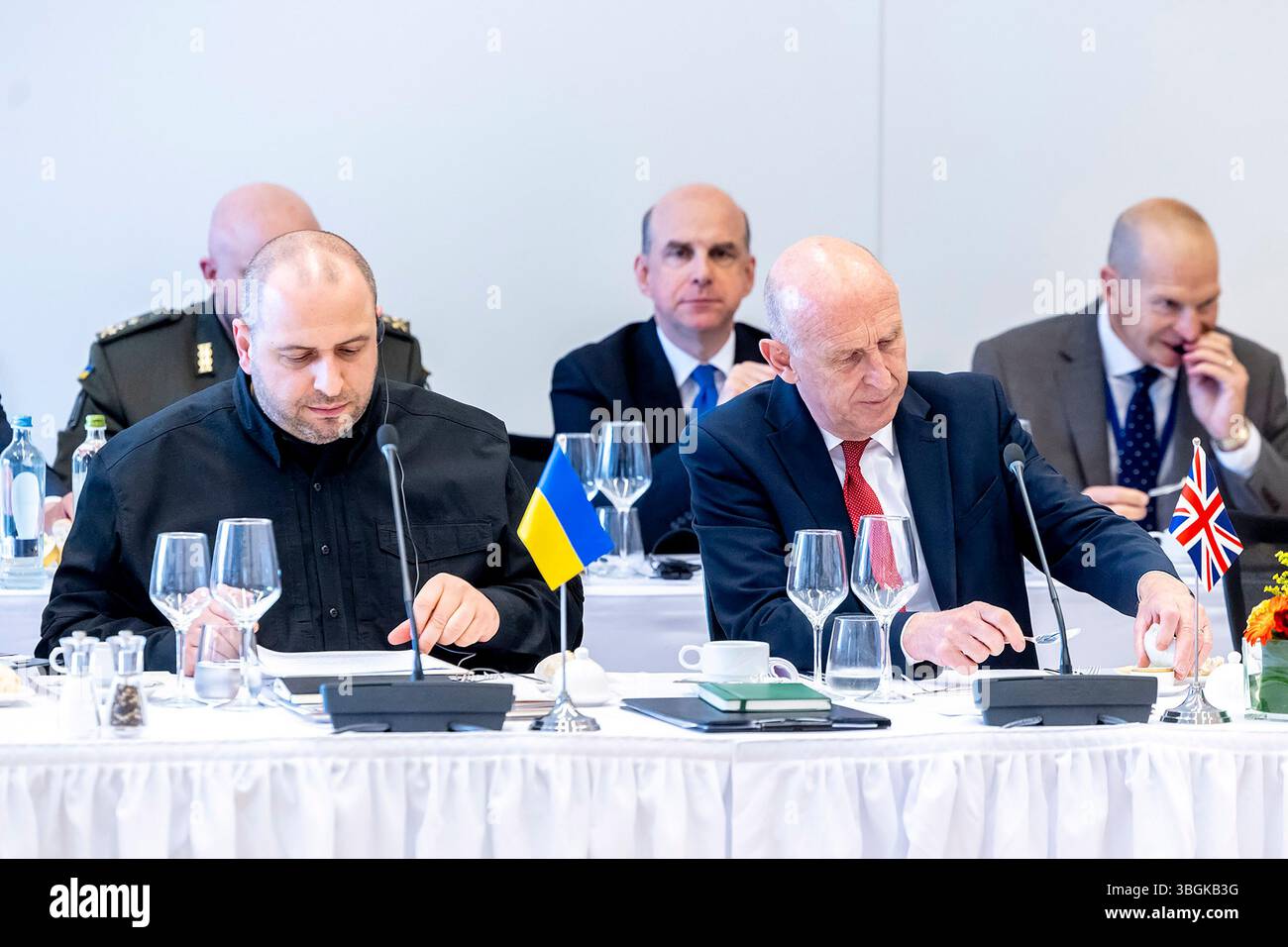 Le ministre ukrainien de la Défense Rustem Umerov (à gauche), le ministre britannique de la Défense John Healey (à droite) assistent à la réunion du Groupe de contact pour la Défense ukrainienne qui s’est tenue au siège de l’OTAN à Bruxelles, Belgique, le 5 juin 2025. Photo OTAN/UPI crédit : UPI/Alamy Live News Banque D'Images