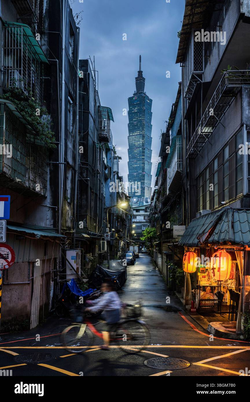 Vue sur la tour Taipei 101 depuis les ruelles des rues du vieux Taipei, Taiwan Banque D'Images