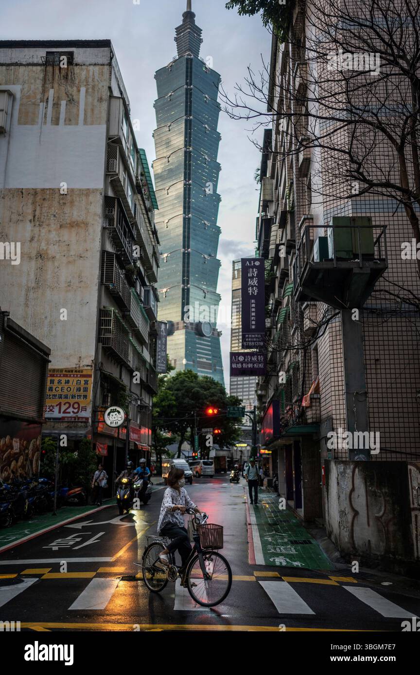 Vue sur la tour Taipei 101 depuis les ruelles des rues du vieux Taipei, Taiwan Banque D'Images