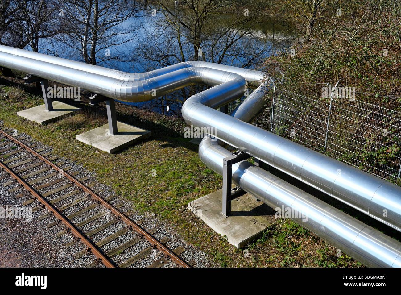 Tuyaux de chauffage urbain à Rothenburgsort, Hambourg, Allemagne Banque D'Images