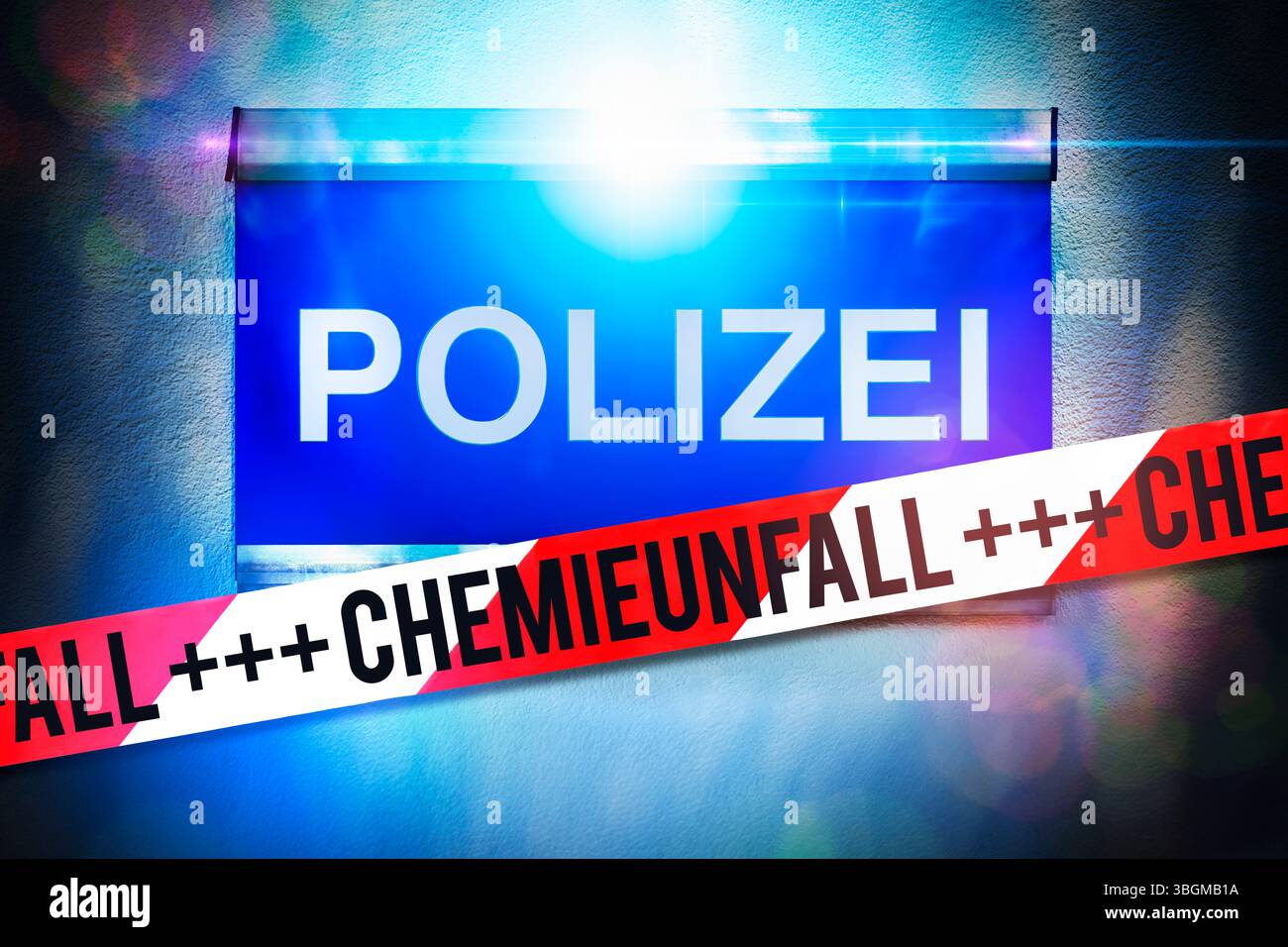 Panneau de police avec feux bleus clignotants et ruban adhésif avec la mention « accident chimique », photomontage Banque D'Images