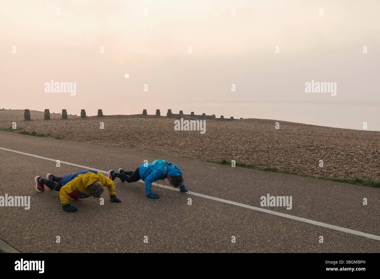 Angleterre, Sussex, East Sussex, Eastbourne, Early Morning Keep Fit Group sur le front de mer Banque D'Images