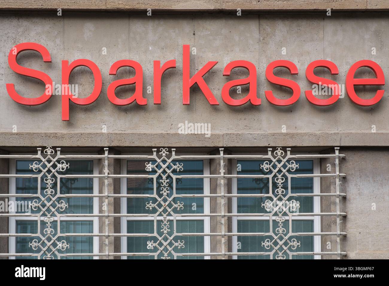 Lettrage de caisse d'épargne sur un immeuble à Erfurt - le logo familier du groupe bancaire public caractérise le paysage urbain dans de nombreux endroits. Banque D'Images