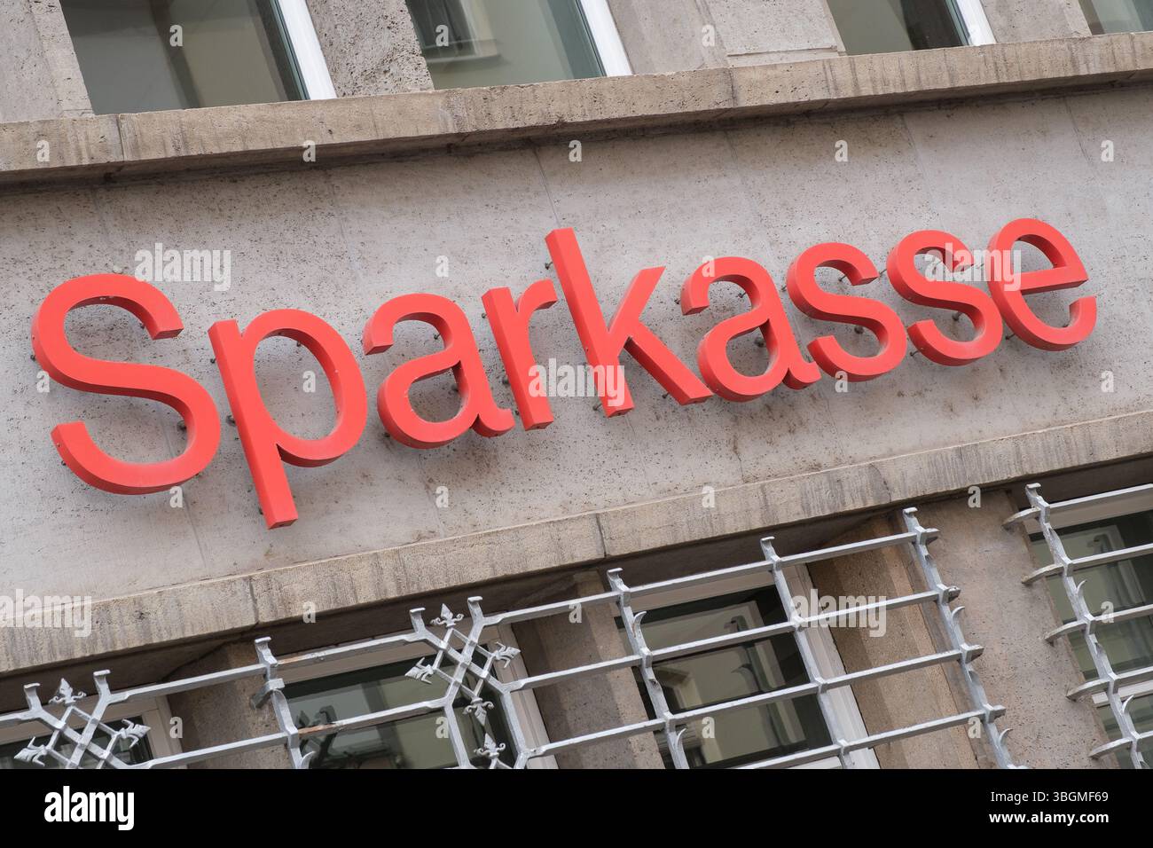 Lettrage de caisse d'épargne sur un immeuble à Erfurt - le logo familier du groupe bancaire public caractérise le paysage urbain dans de nombreux endroits. Banque D'Images