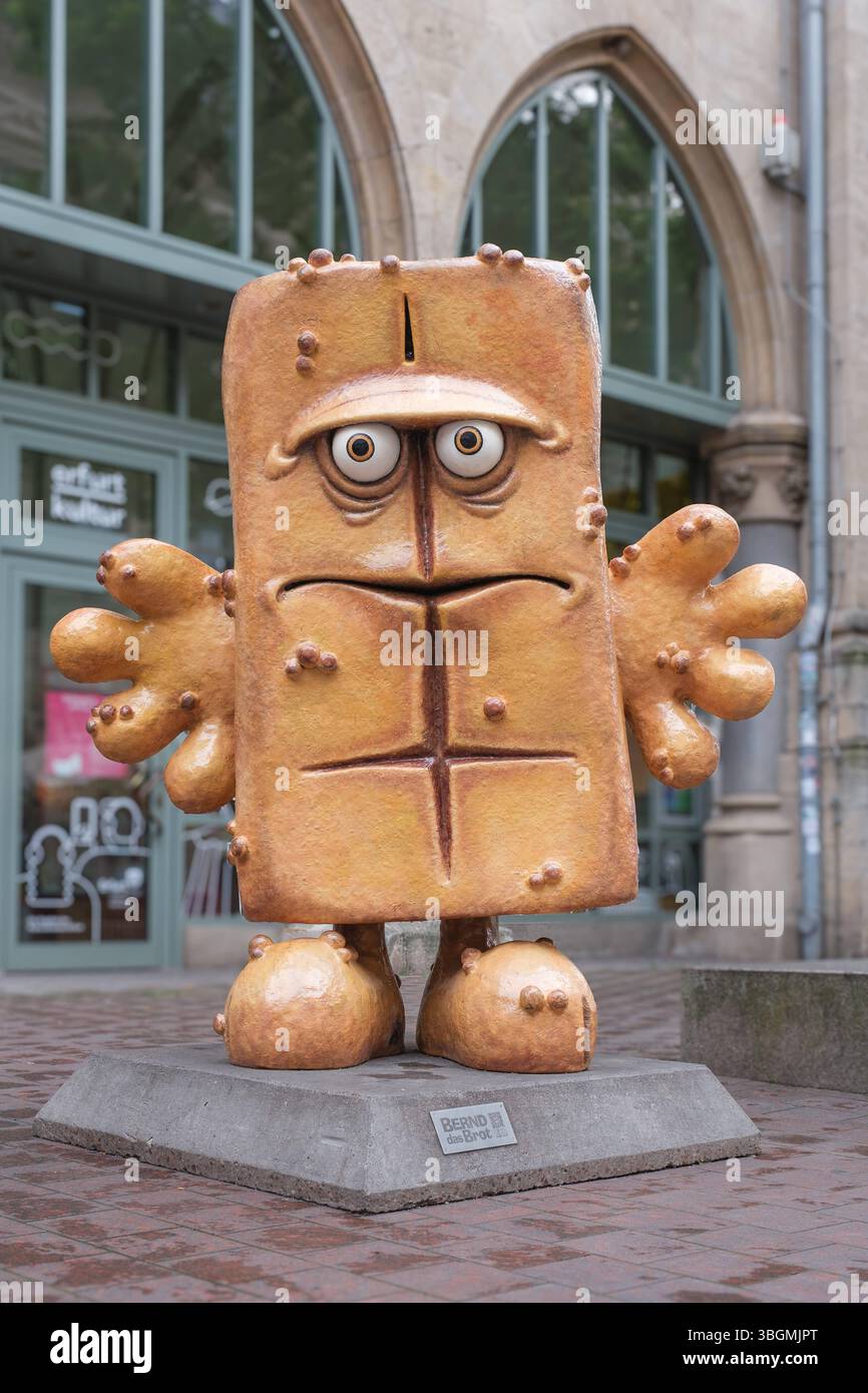 Erfurt ist nicht nur Landeshauptstadt, sondern auch Heimat des Kinderkanals KiKA. über die Stadt verteilt begegnet man Beliebten TV-Figuren wie der Maus, der tigerente oder dem Kikaninchen C vor dem Rathaus wacht Bernd das Brot mit über den Rathausplatz. *** Erfurt est non seulement la capitale de l Etat, mais aussi le foyer de la chaîne pour enfants KiKA. Des personnages de télévision populaires tels que la souris, le canard tigre et Kikaninchen peuvent être trouvés dans toute la ville - Bernd le pain surveille la place de la mairie en face de la mairie. Thüringen Deutschland, Allemagne 1062771356ème Banque D'Images