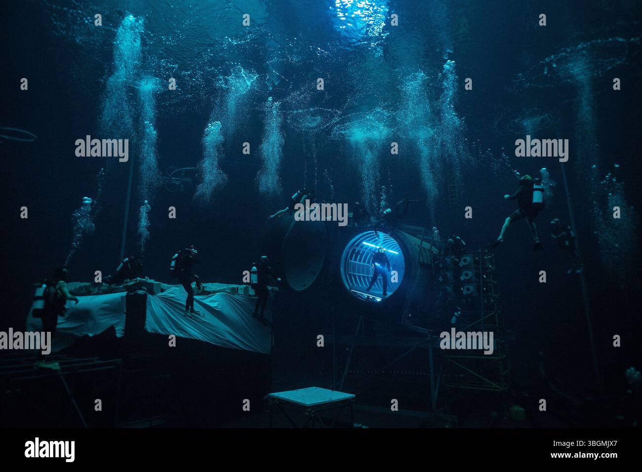 Mission : impossible - The final Reckoning (2025)Tom Cruise Christopher McQuarrie sur le plateau de *Filmstill - usage éditorial seulement* Voir instrumu spécial Banque D'Images